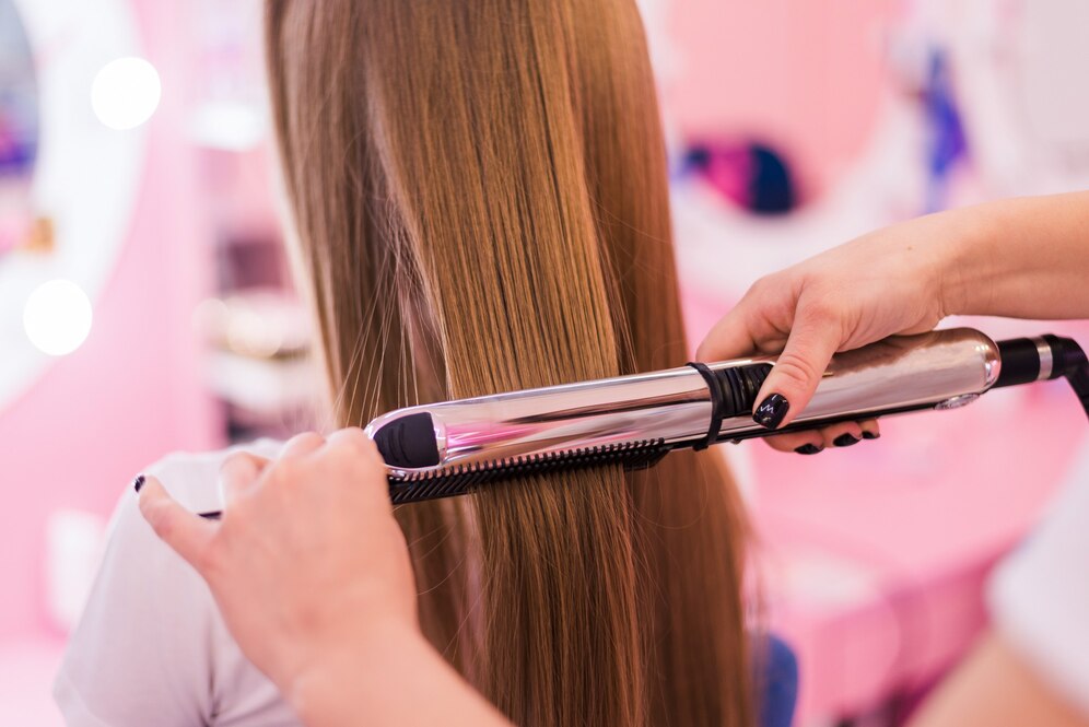 mujer joven conseguir su cabello rizado estilista salon peluqueria joven hermosa que da nuevo corte pelo mujer salon 231208 10920