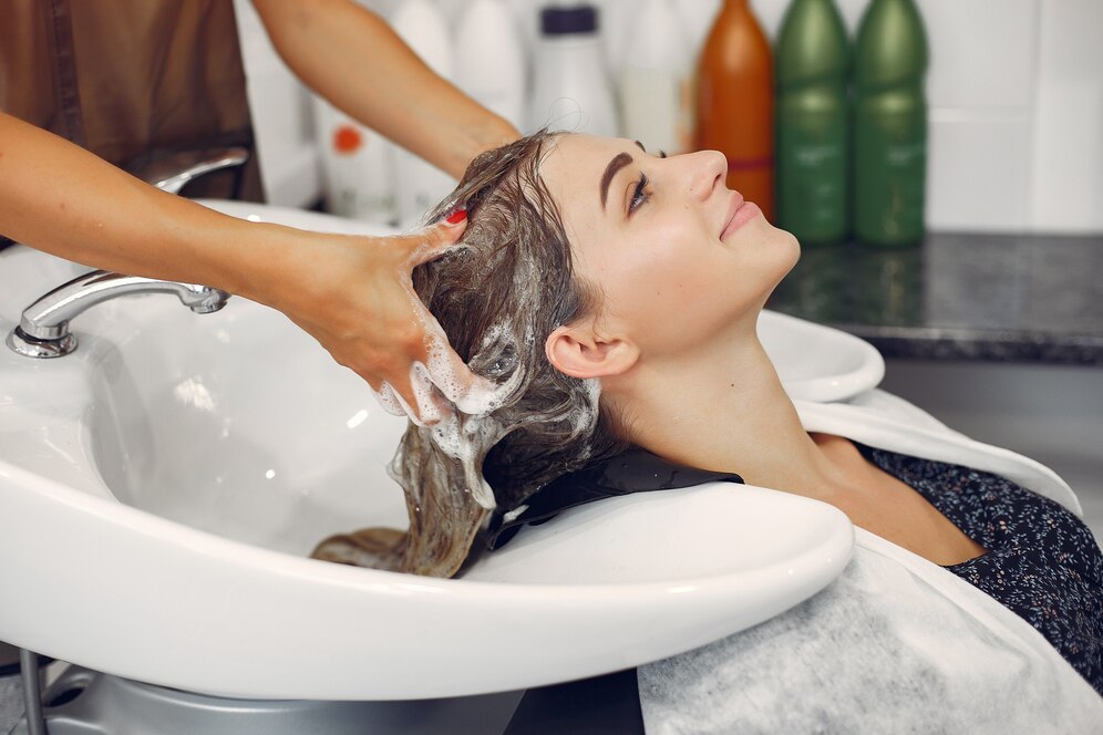 mujer lavando cabeza peluqueria 1157 27179